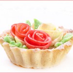 Корзинки с масляным кремом и фруктами