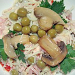 Сырный салат с грибами и колбасой